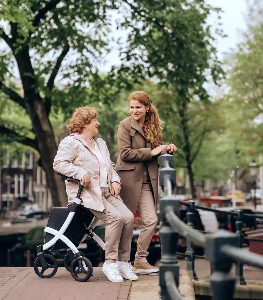 Begleitung einer älteren Person bei einer gemeinsamen Aktivität im Freien